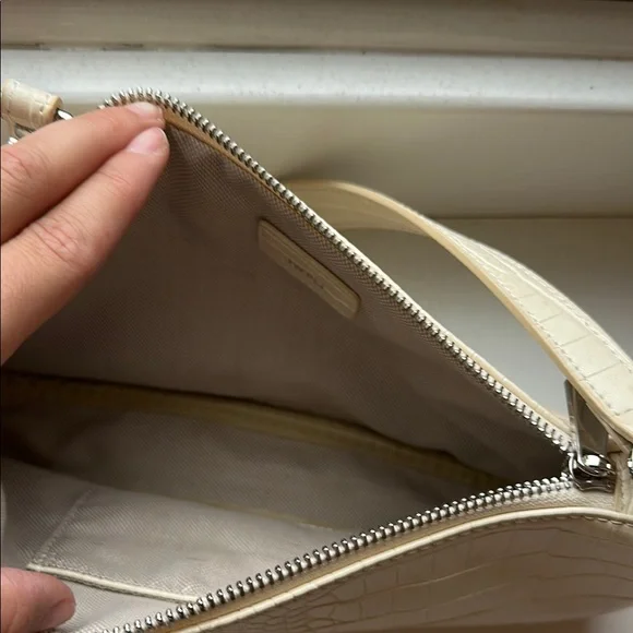 Elegant Cream Crocodile-Embossed Shoulder Bag - Picture 2 of 2